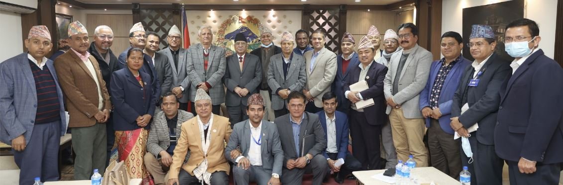 प्रम दाहालसँग छलफलमा सहभागी टोली
