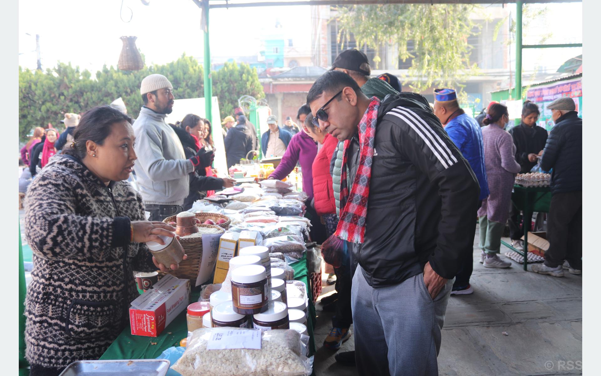 स्थानीय उत्पादन प्रवर्द्धनका लागि गोंगबुमा रैथाने कृषि मेला सुरु