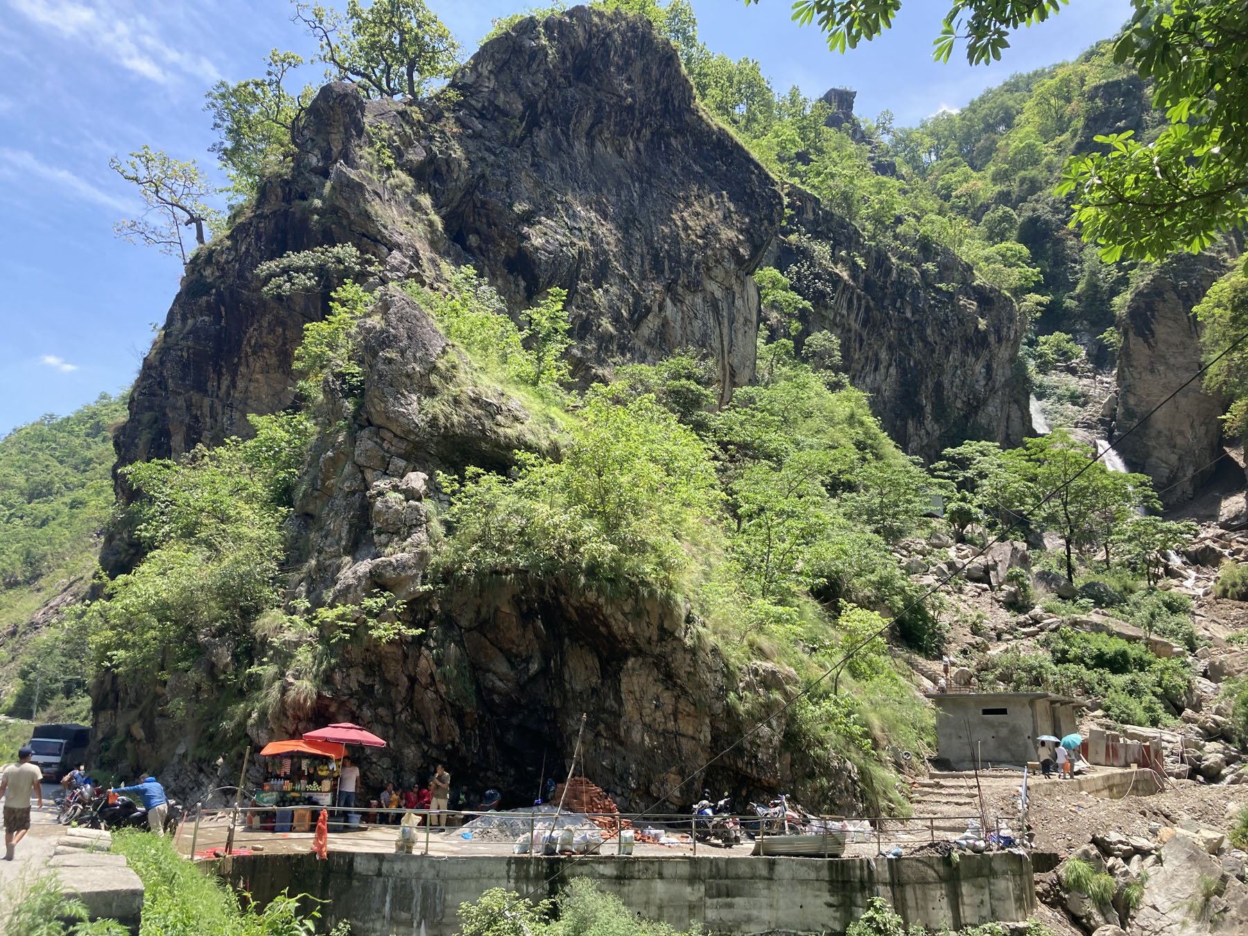 ऐनापहरामा रमाउँदै यात्रु