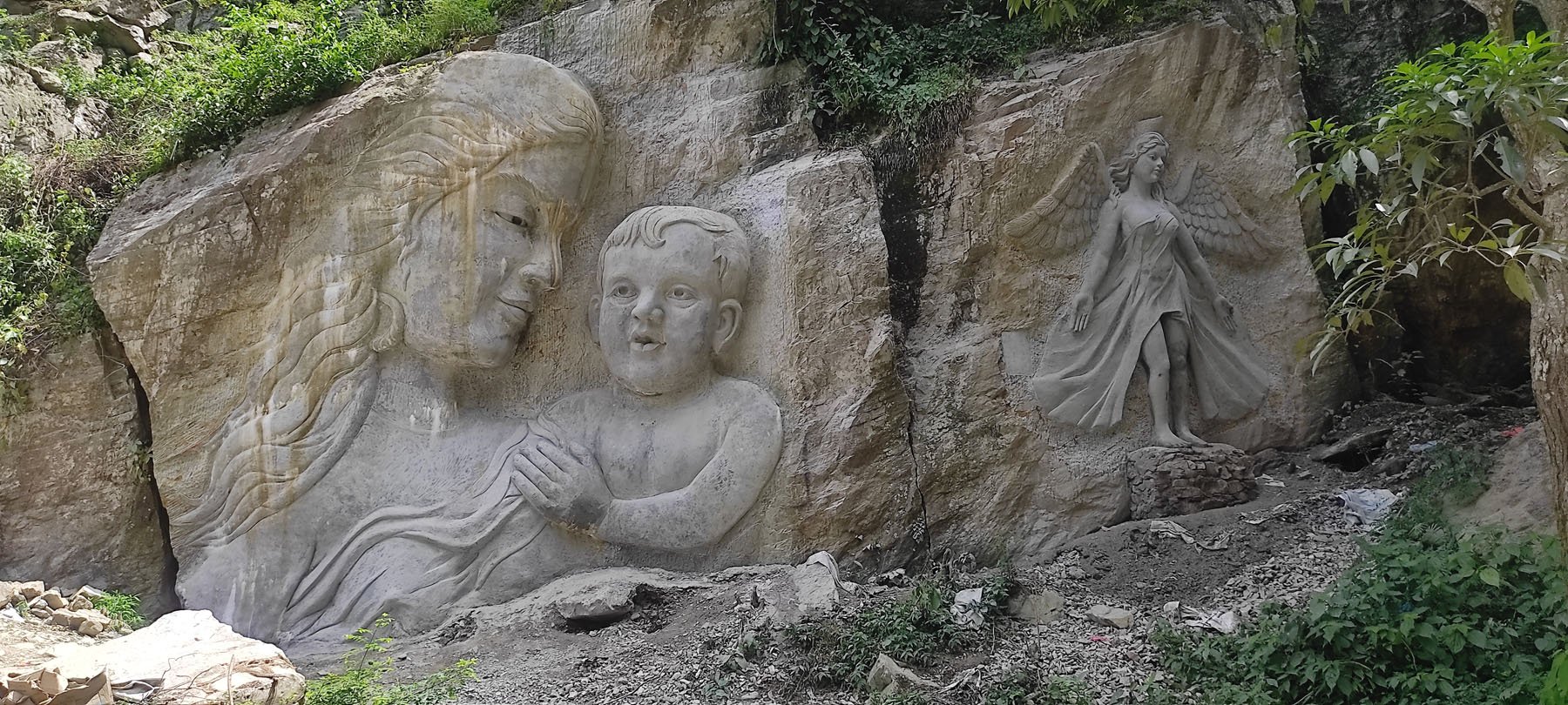 पहरामा कुँदिएका आमा र बच्चाको मूर्ति