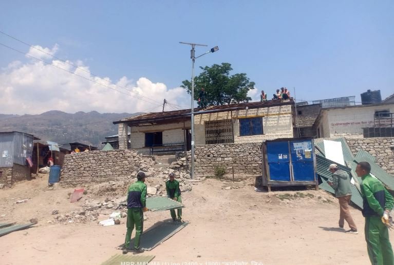 मिनी मार्केट बनाउन पुराना संरचना हटाउँदै