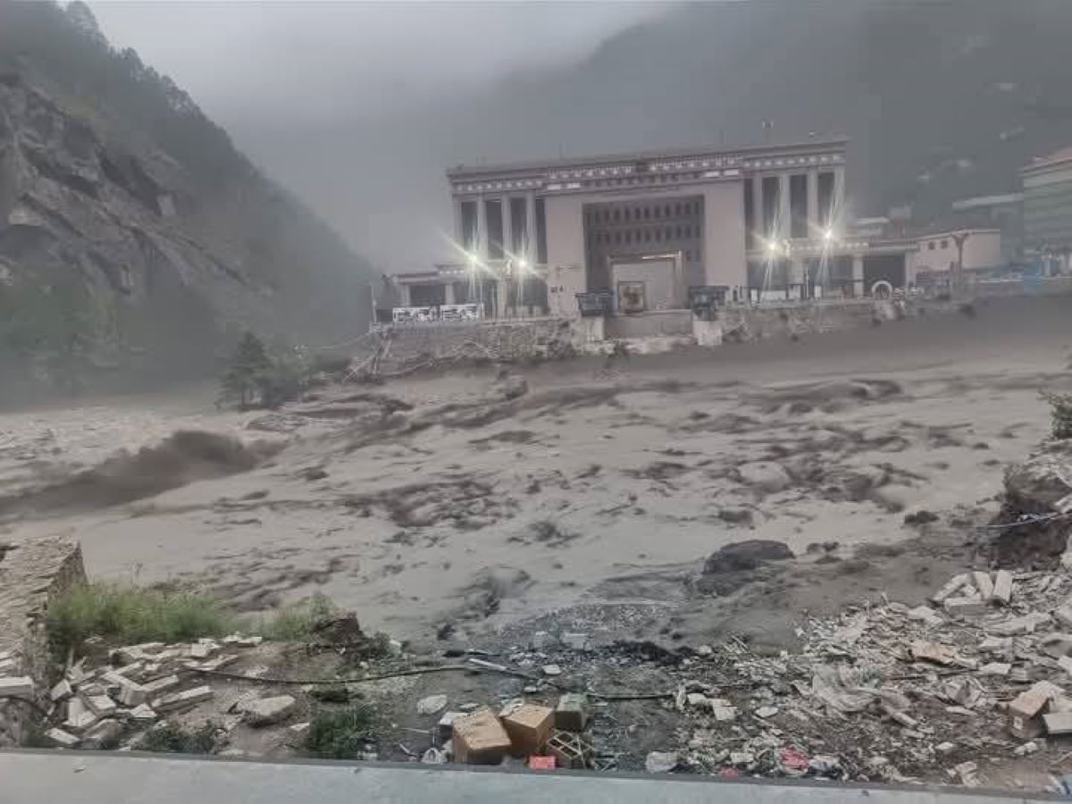 रसुवा बाढीको कहर : चीनसँगको प्रमुख नाका अवरुद्ध,  नेपाल-चीन व्यापार पुनः ठप्प