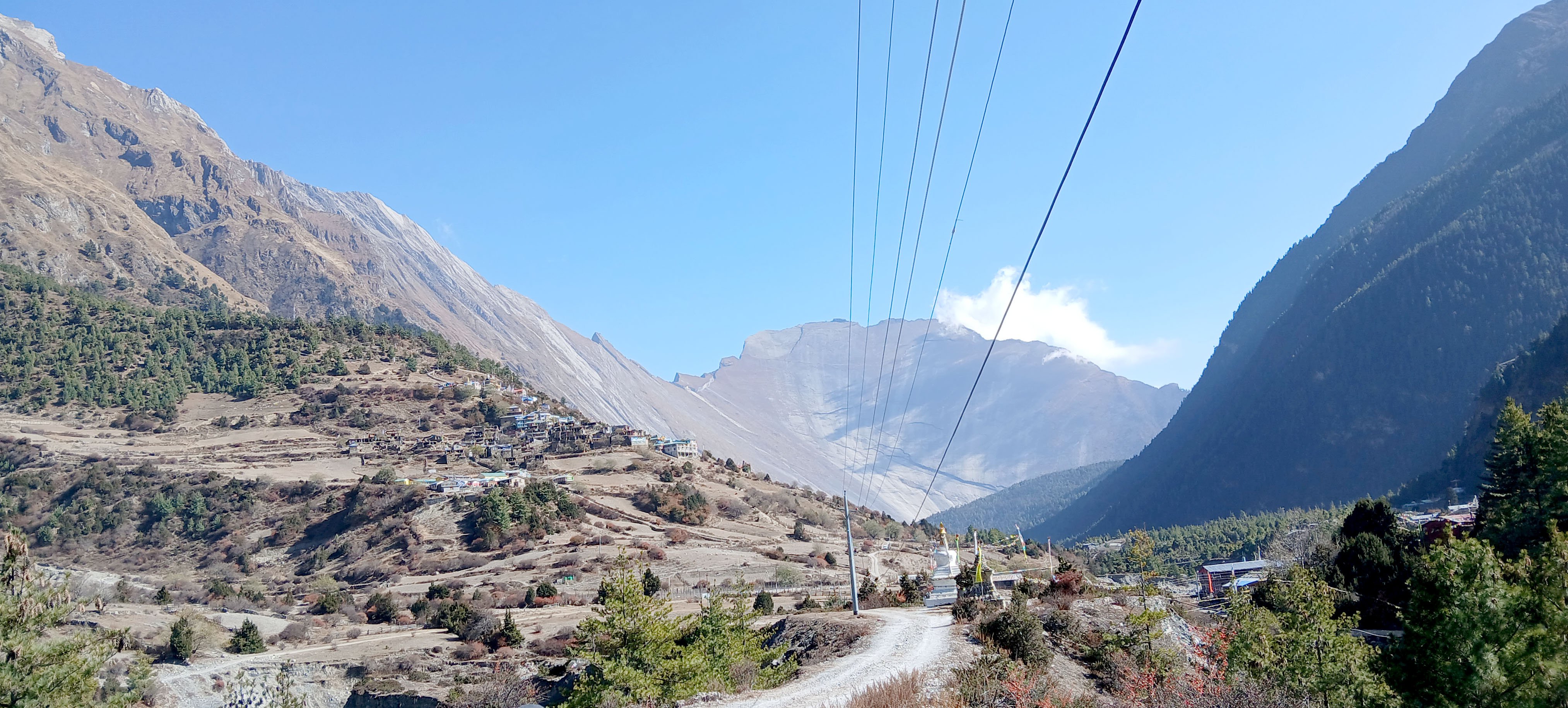 पिसाङ गाउँको पृष्ठभूमिमा अवस्थित स्वर्गद्वारी  पहाड (तस्बिर)