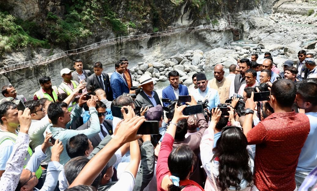 सञ्चारकर्मीसँग प्रम दाहाल