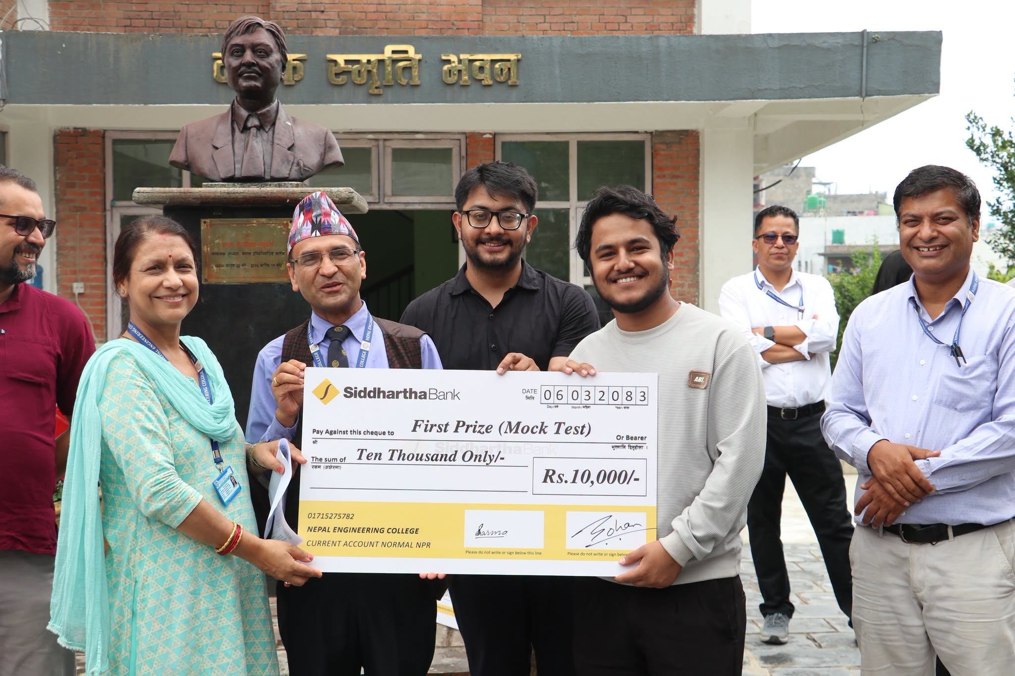 नेपाल इन्जिनियरिङ कलेजको निःशुल्क मोक टेस्टमा उत्कृष्ट विद्यार्थीलाई पुरस्कार
