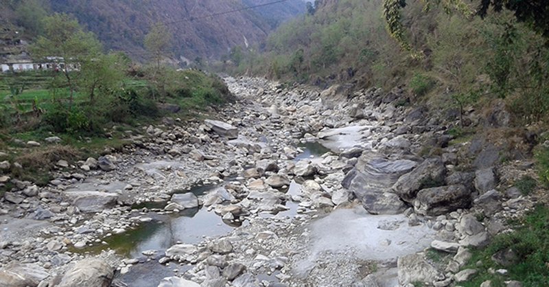 चार जलविद्युत् आयोजनाले मापदण्डअनुसार पानी नछाड्दा सुक्यो मोदीखोला, असला माछासहित पर्यावरण संकटमा