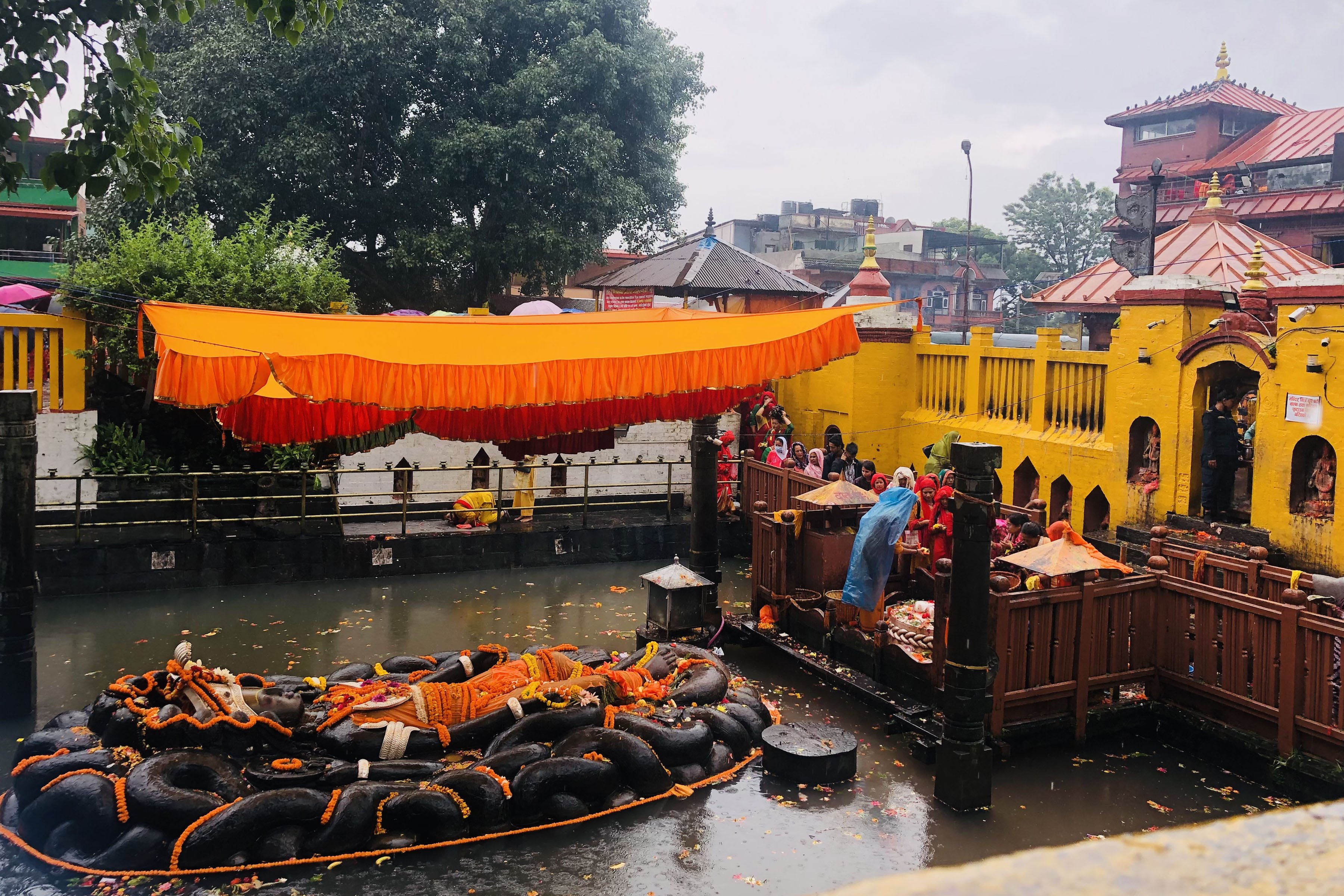 बुढानीलकण्ठमा भक्तजन