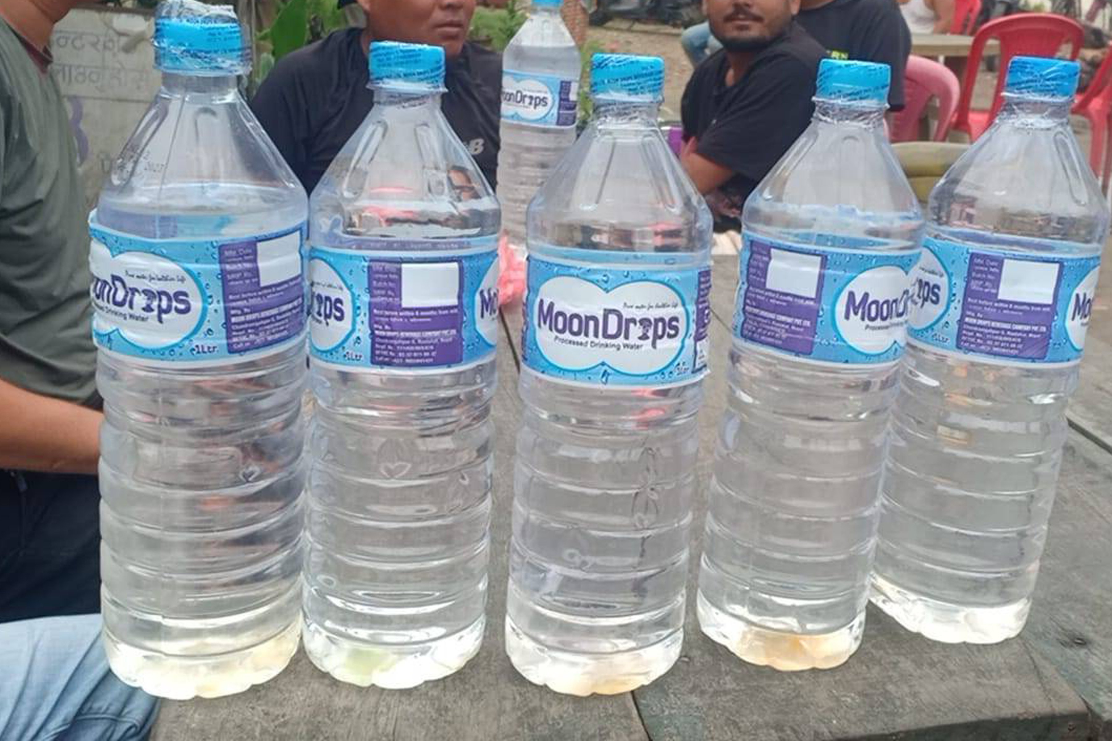 पिउने पानीको बोतलमा लेउ
