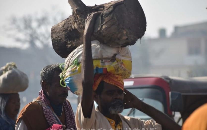 मुढा टाउकामा बोकेर हिँड्दै