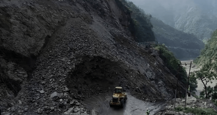 मुग्लिन–नारायणघाट सडकको तुइनखोलाको पहिरो रातभरमा हटाइसक्ने
