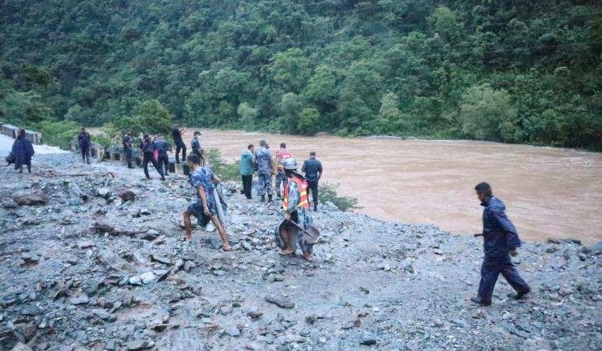 सिमलतालमा पहिरोः नेपालले नसकेपछि  भारतबाट ल्याइयो बस खोज्न प्राविधिक टोली
