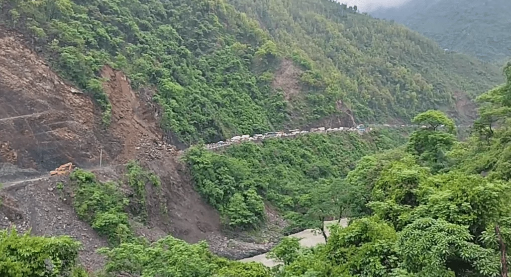पहिरो खसेपछि नारायणगढ–मुग्लिन सडक अवरुद्ध, यात्रु मारमा