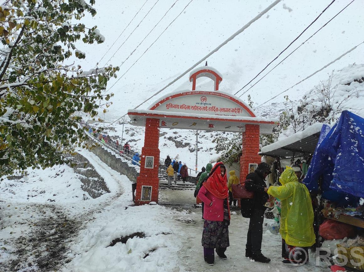 मुस्ताङमा हिमपात हुँदा किसान र पर्यटन व्यवसायी उत्साहित