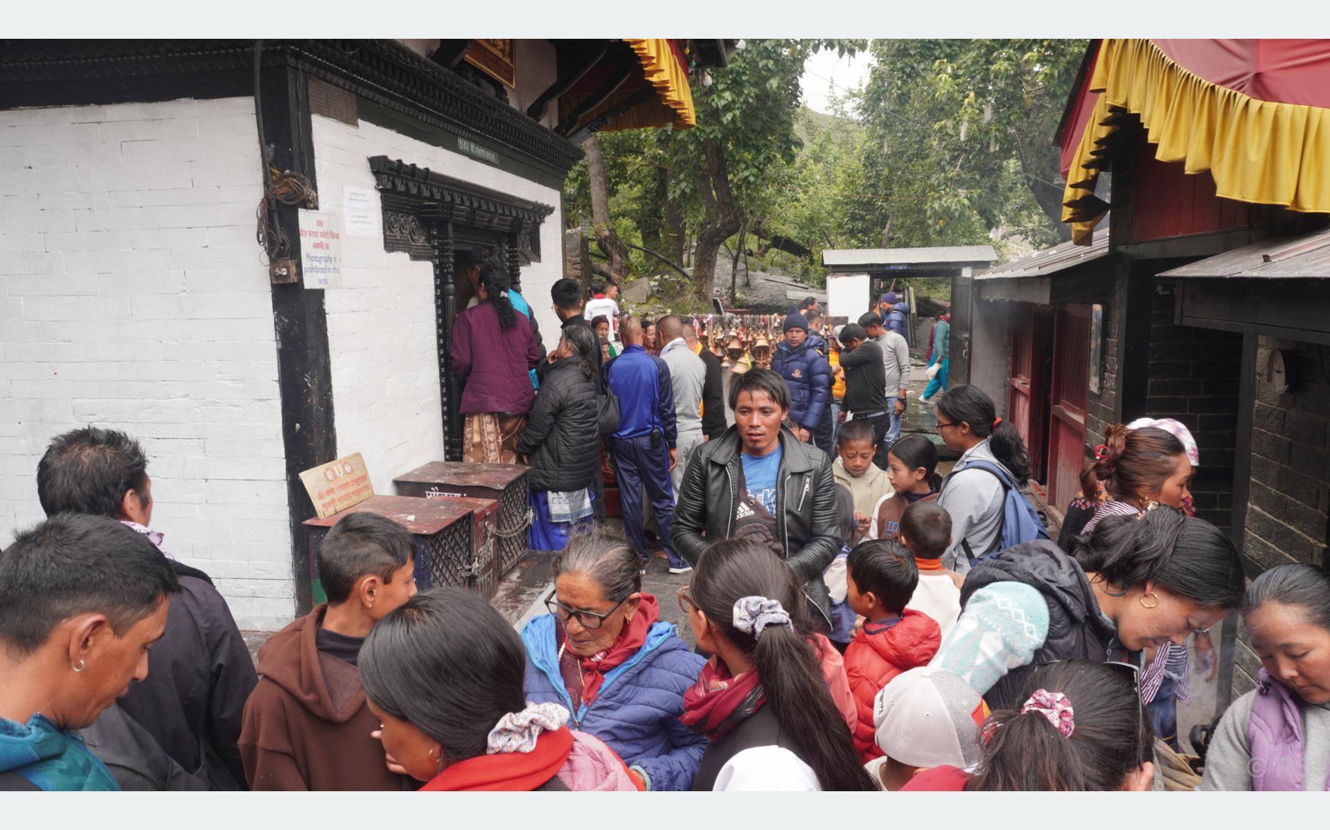 मुक्तिनाथमा दर्शनार्थीको भीड (तस्बिर)