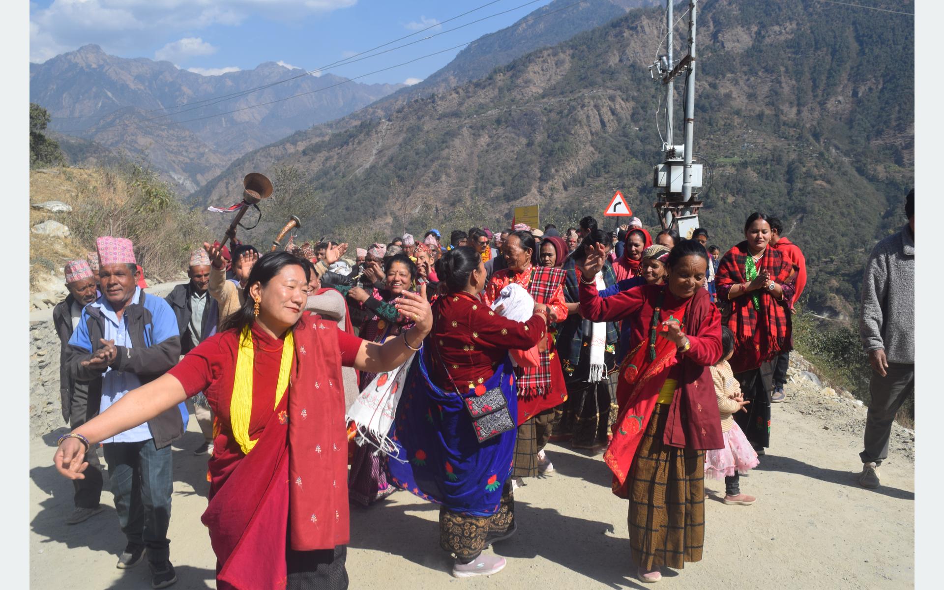 भिरको सडक ढलान भएपछि नाचगान सहित स्थानीयले गरे स्वागत