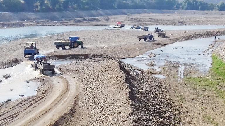नदीजन्य तस्करीमा प्रयोग भएका ५६ वटा सवारीसाधन प्रहरी नियन्त्रणमा