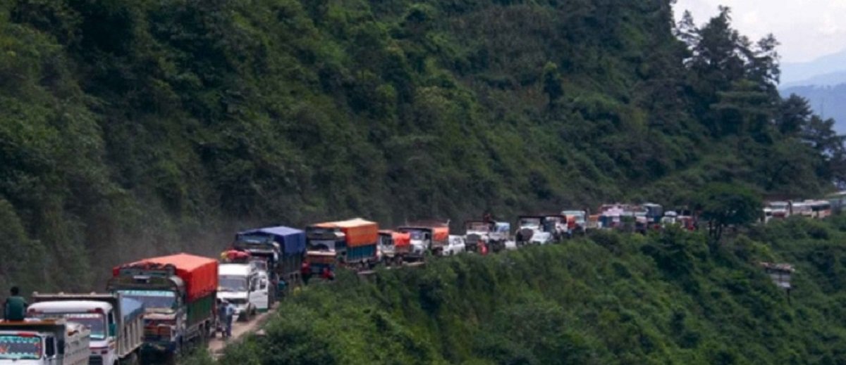 नागढुंगामा पहिरो खस्दा यातायात सेवा ठप्प