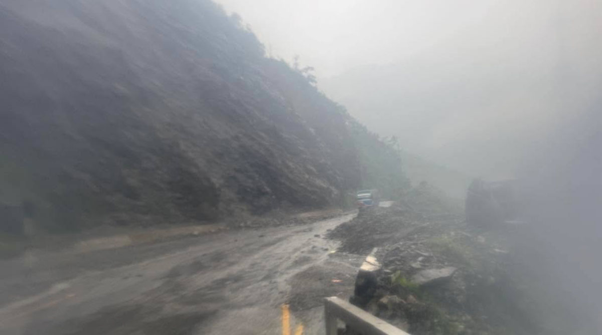 नारायणगढ–मुग्लिन सडकको नाम्सी पुलमा पहिरो,  यातायात सेवा प्रभावित