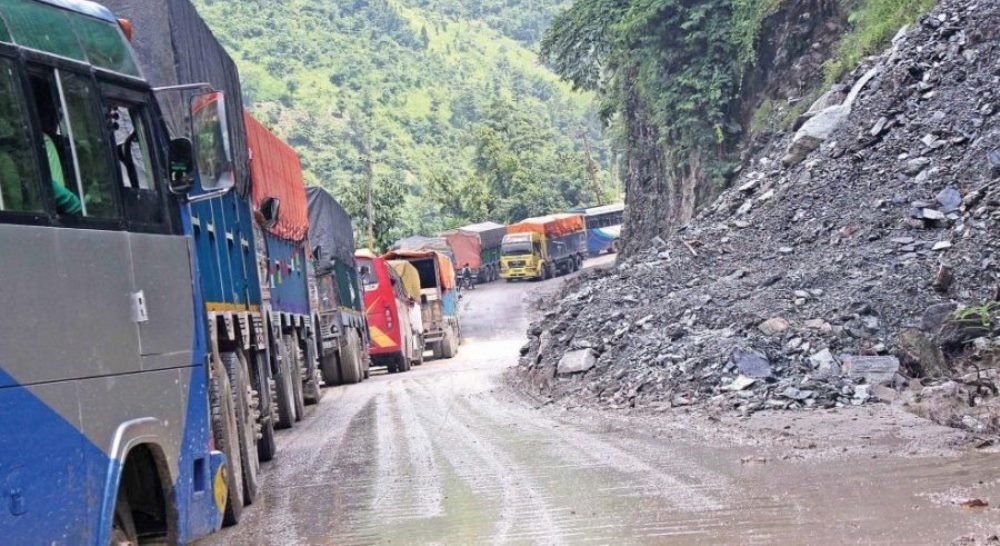 वर्षाले नारायणघाट–बुटवल सडक र कान्ति लोकपथ अवरुद्ध