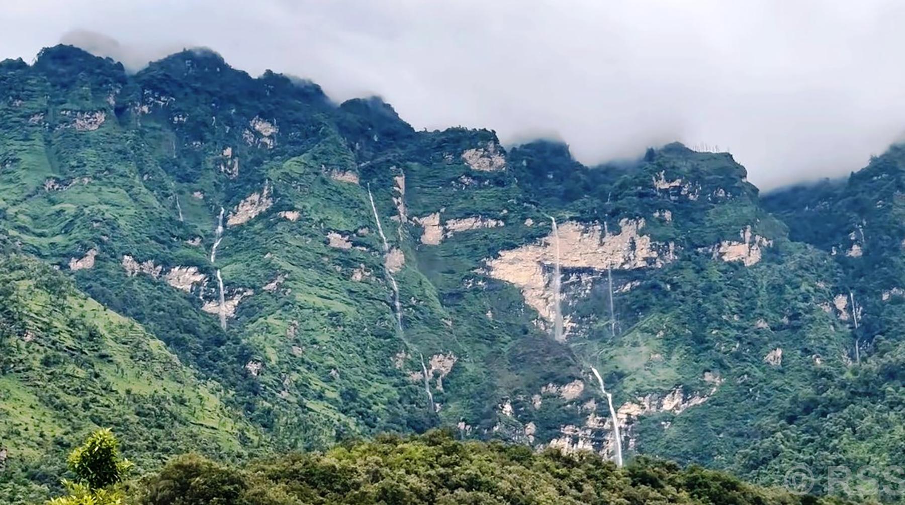 नौधारी झरना (तस्बिर)