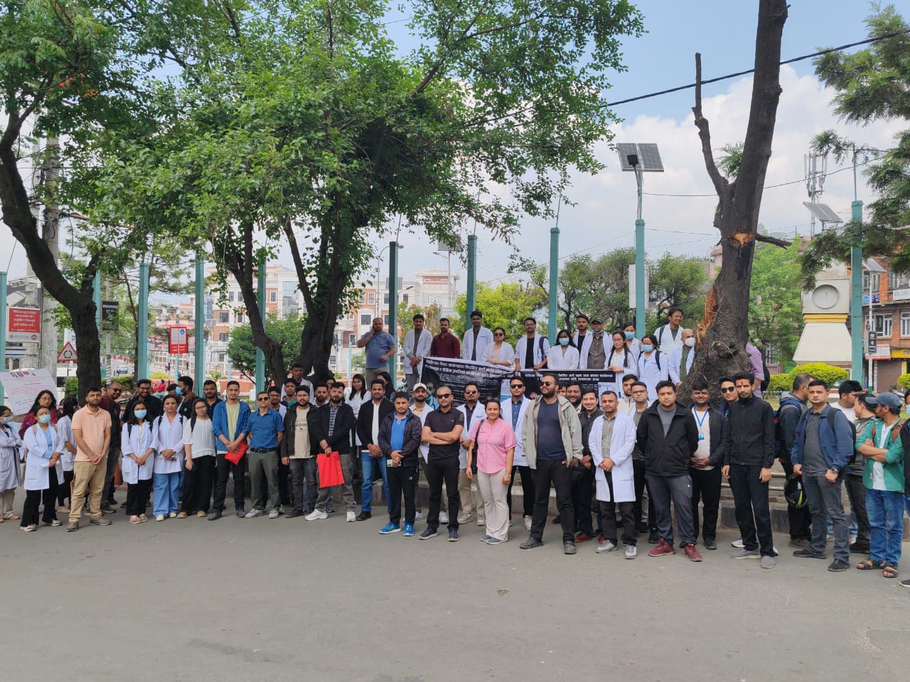 ‘नो पे, नो वर्क’ भन्दै आवासीय चिकित्सकहरू सडकमा