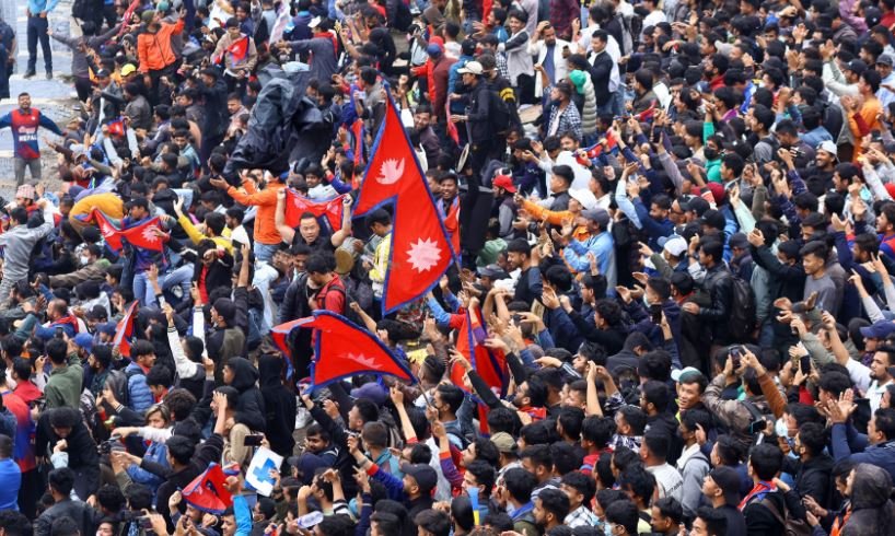 क्रिकेट प्रतियोगिताको फाइनलमा उपस्थित समर्थक