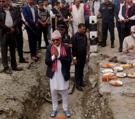 आकासेपुल र स्वागतद्वारको शिलान्यास गर्दै मुख्यमन्त्री कार्की