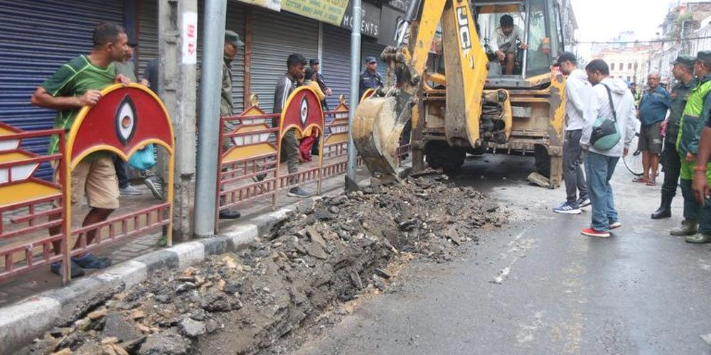 अदालतले फुटपाथ विस्तारको बाटो खोलिदिएसँगै महानगरले शुरु गर्‍यो काम
