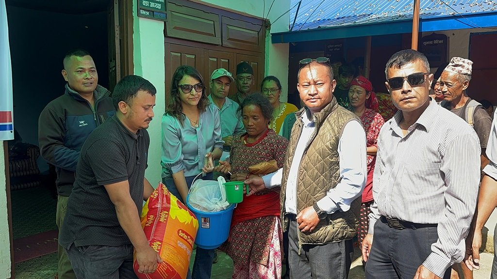 नेपाल इन्भेष्टमेण्ट मेगा बैंकद्वारा बाढीपहिरो पीडितहरुलाई राहत सामाग्री वितरण