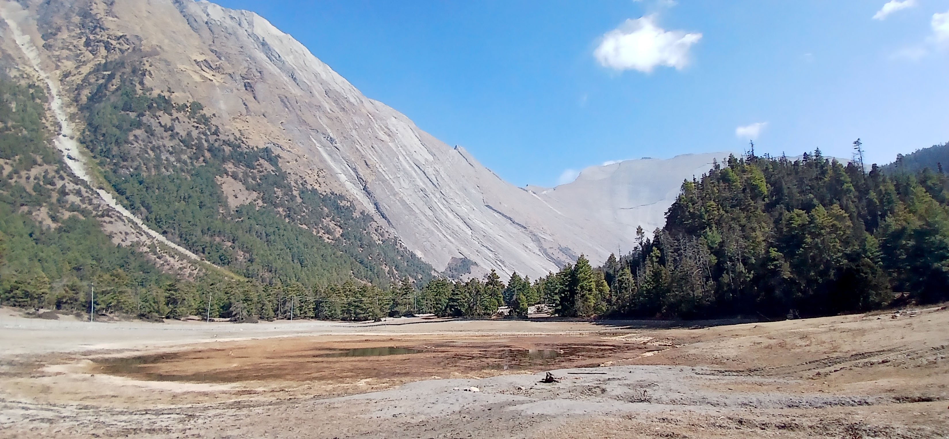 स्वर्गद्वारी पहाड र ढुकुर पोखरी (तस्बिर)