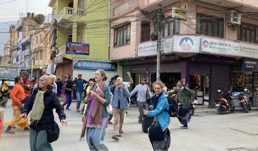 भजनमा नाच्दै विदेशी कलाकार