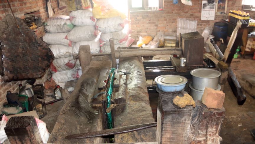 तोरी पेल्ने परम्परागत काठको कोल