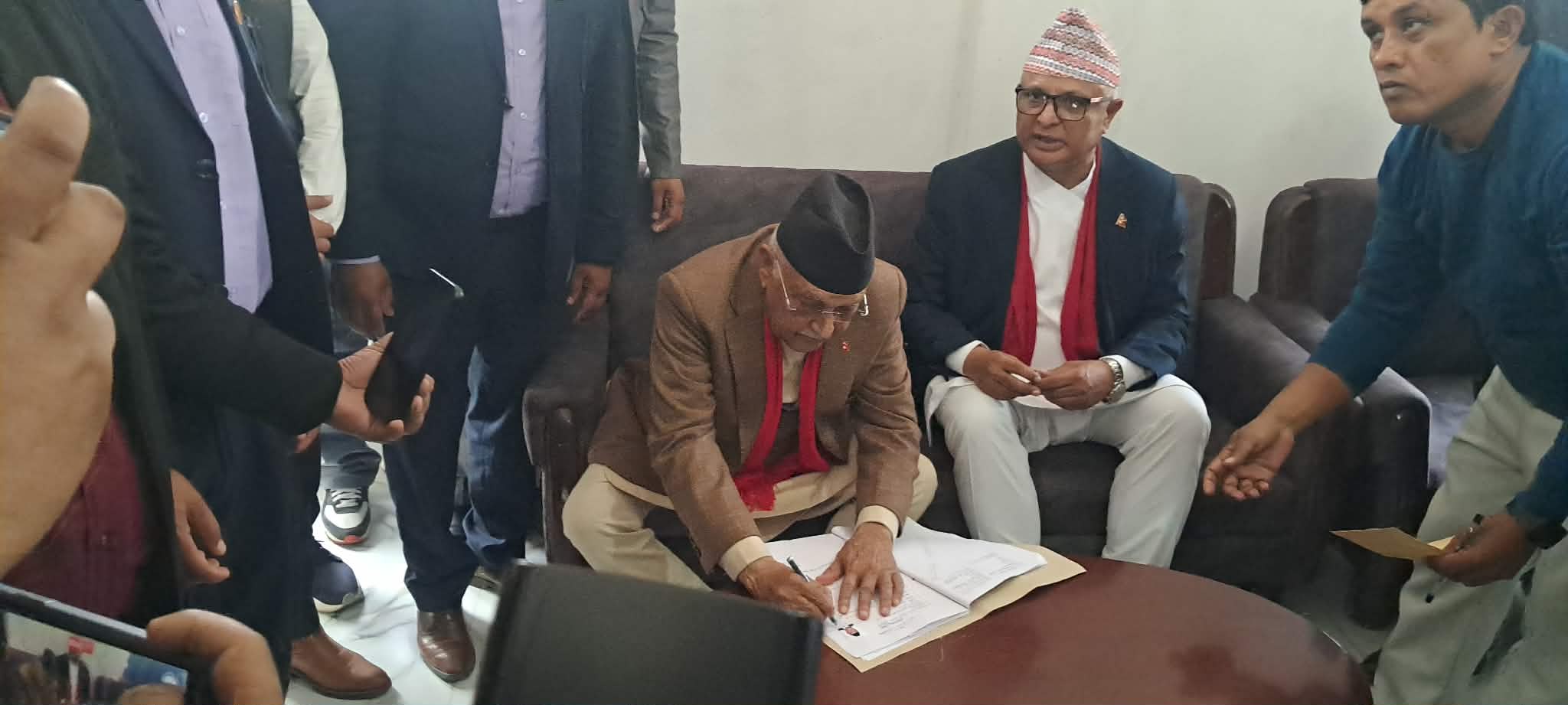 झापा–५ मा ओलीले गरे उम्मेदवारी दर्ता