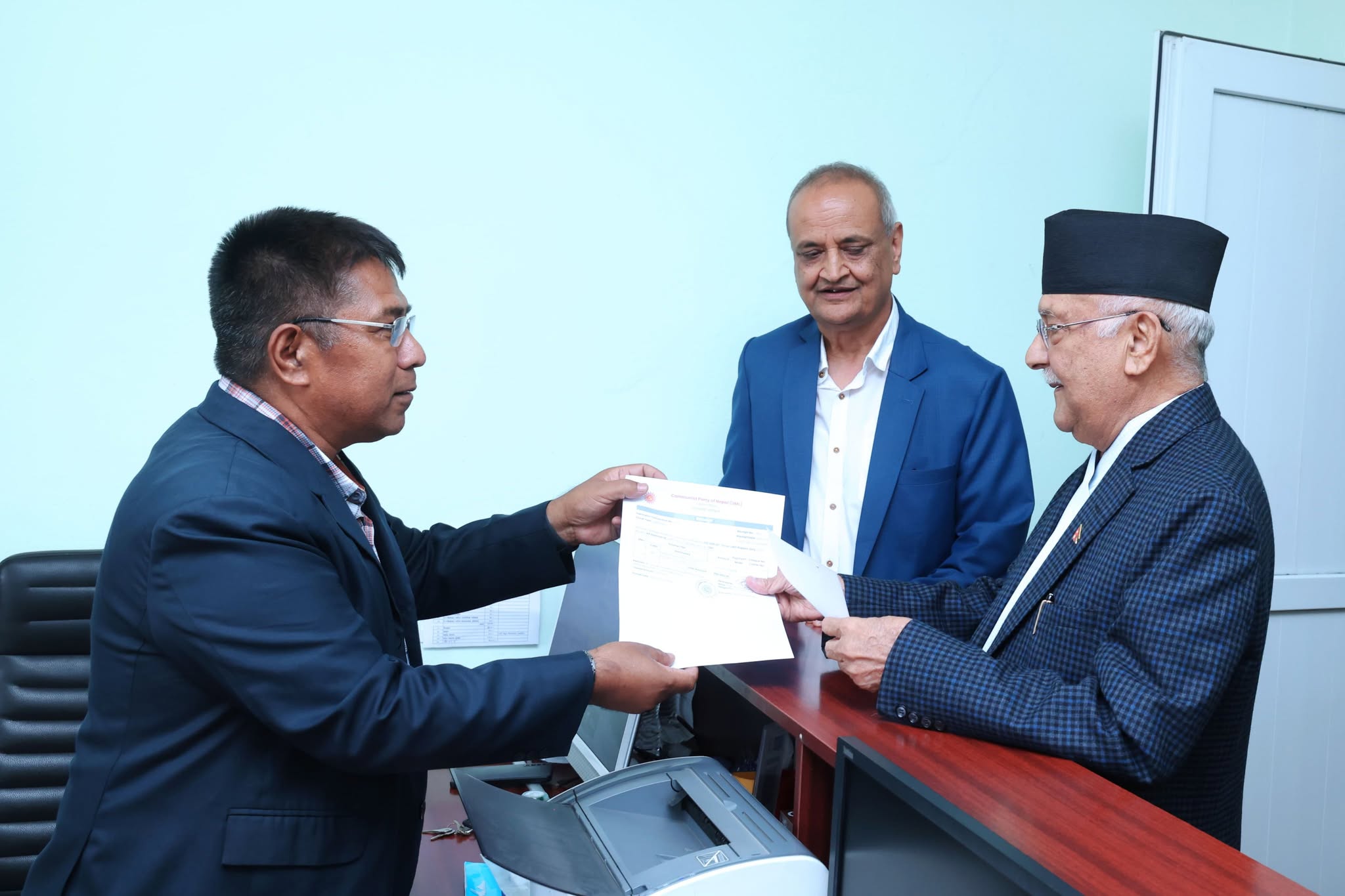 ओलीले एमाले केन्द्रीय कार्यालयमा बुझाए पार्टी सदस्यता शुल्क र लेबीको तीन लाख रुपैयाँ
