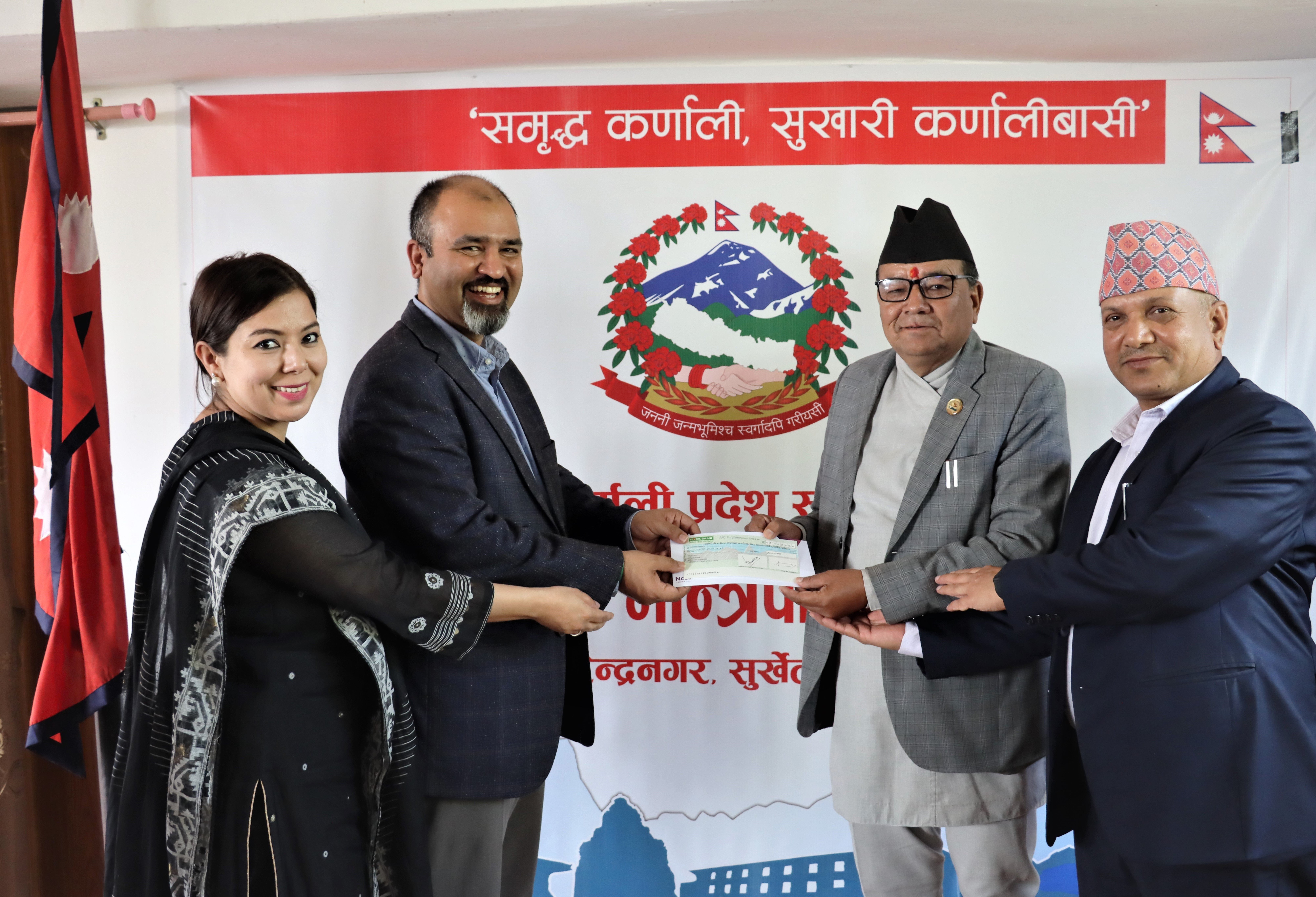 एनसेलद्वारा कर्णाली प्रदेश सरकारलाई सुर्खेतमा रु ५० लाखको चेक हस्तान्तरण