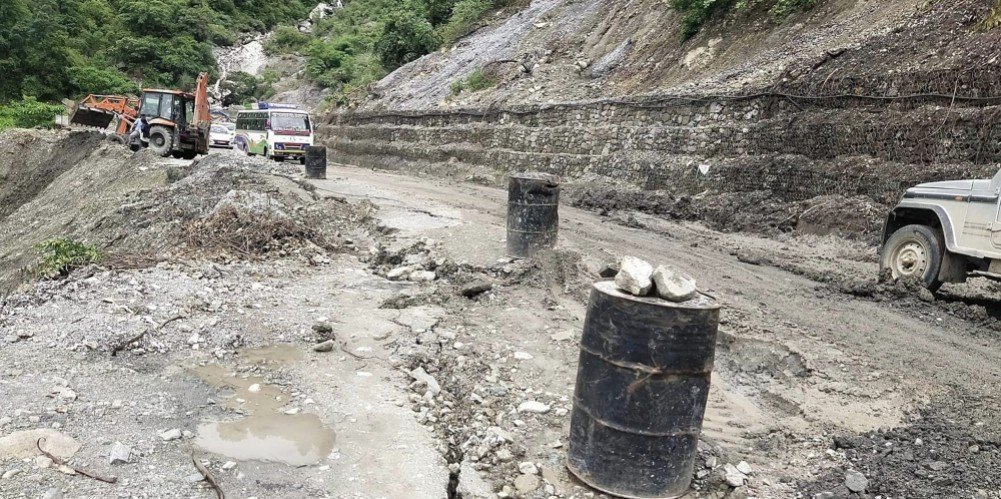 सिद्धार्थ राजमार्गको हिउँदे खोलामा सडक भासियो