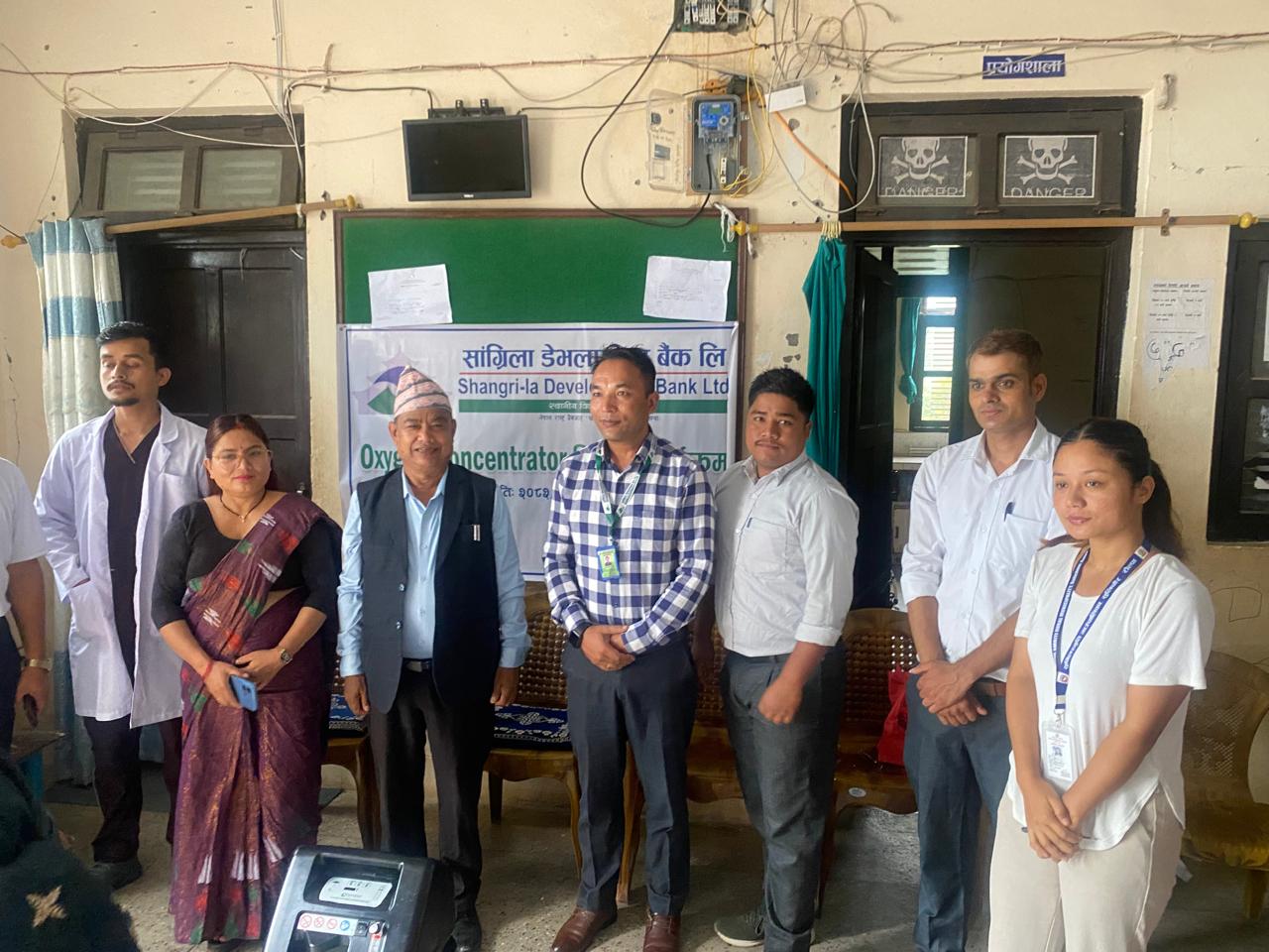 सांग्रिला डेभलपमेन्ट बैंकद्वारा रोल्पाको प्राथमिक स्वास्थ्य केन्द्रलाई अक्सिजन कन्सेन्ट्रेटर हस्तान्तरण