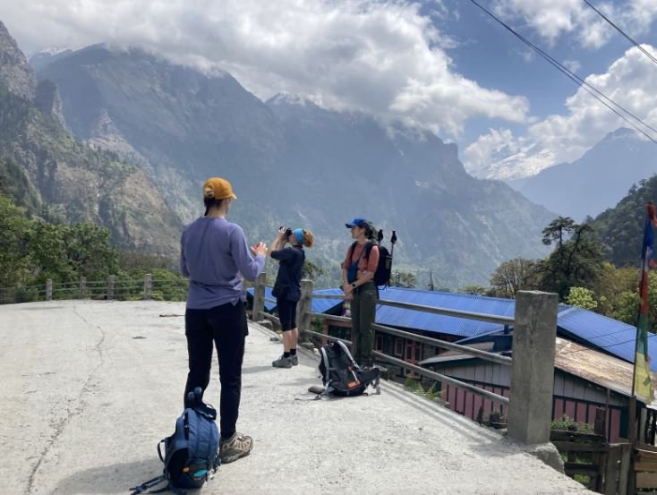 हिमाल हेरेर रमाउँदै पदयात्री