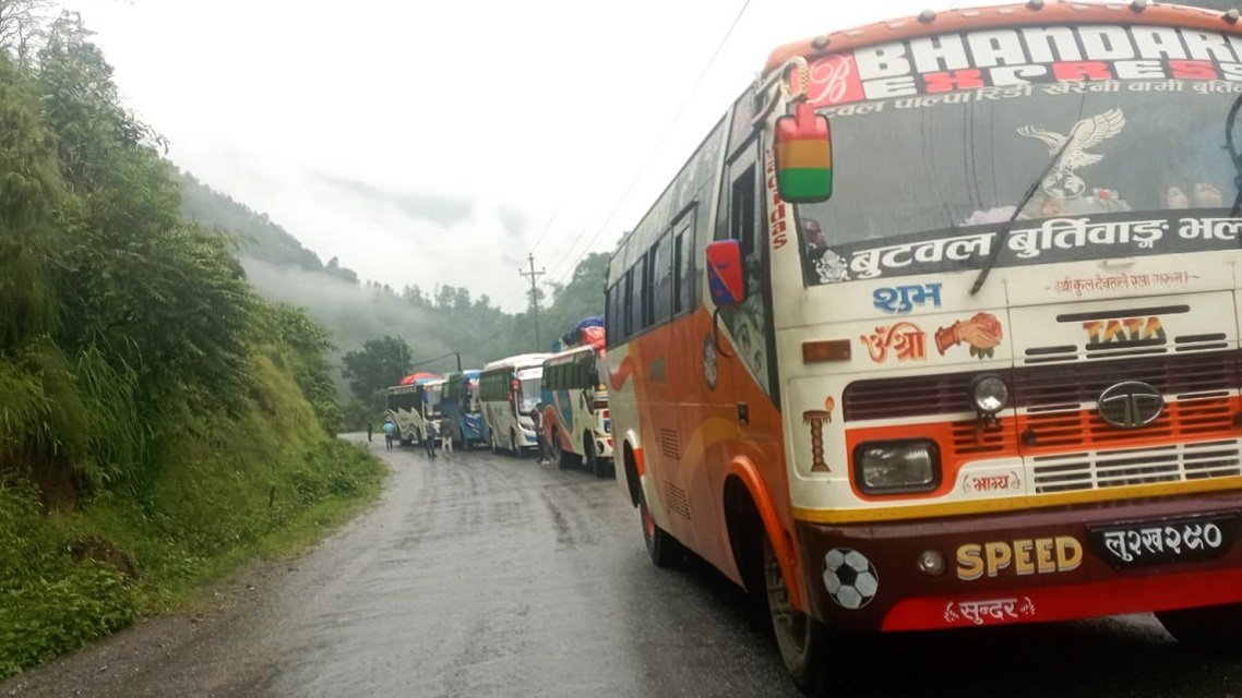 मध्यपहाडी लोकमार्ग : सयौँ यात्रु अलपत्र, ठाउँठाउँमा पहिरो