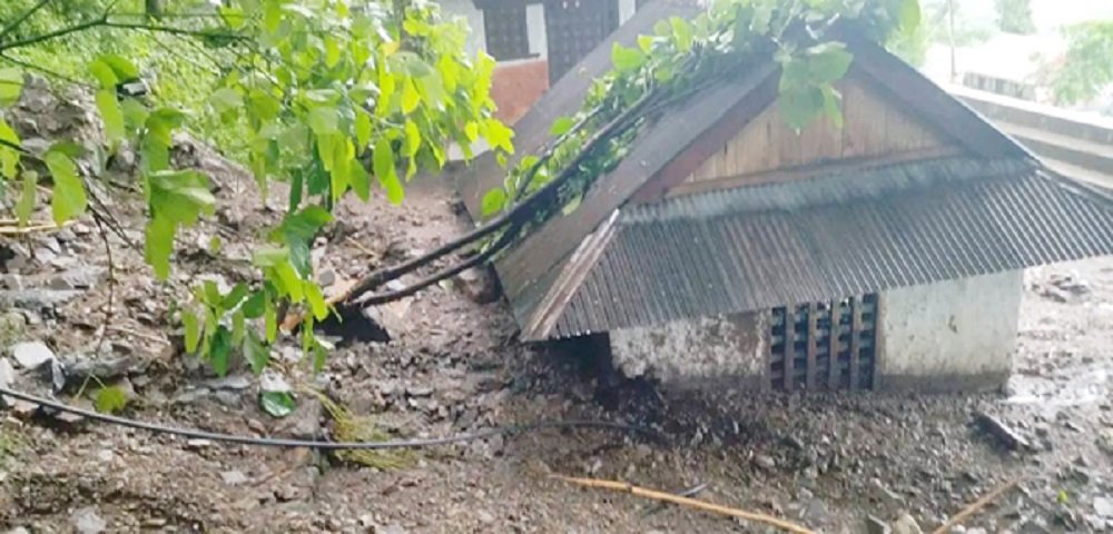 पहिरोमा परी एकै परिवारका तीनजनाको मृत्यु