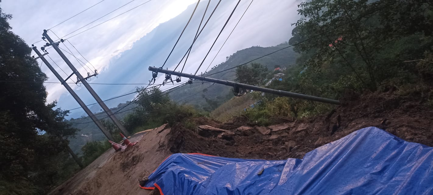 भोटेचौरबाट साँखु छिर्ने सडक पहिरोका कारण अवरुद्ध