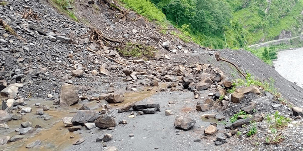 बाढीपहिरोको वितण्डा : ६ स्थानमा राजमार्ग अवरुद्ध, ४ ठाउँमा एकतर्फी यातायात सञ्चालन