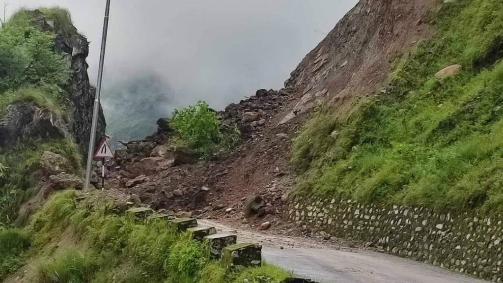 पहिरोले महाकाली लोकमार्ग सडक अवरुद्ध