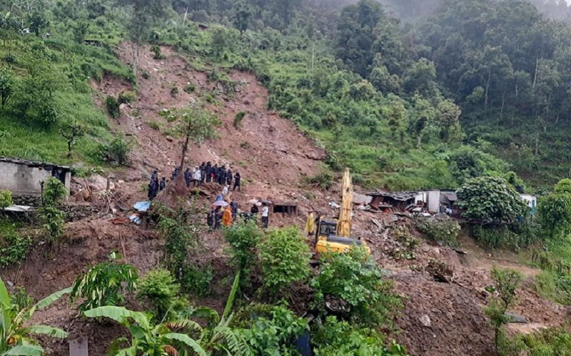 ताप्लेजुङमा पहिरोले घर पुरियो, चार जना घाइते