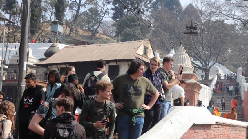 पशुपतिनाथ क्षेत्र अवलोकन गर्दै पर्यटक