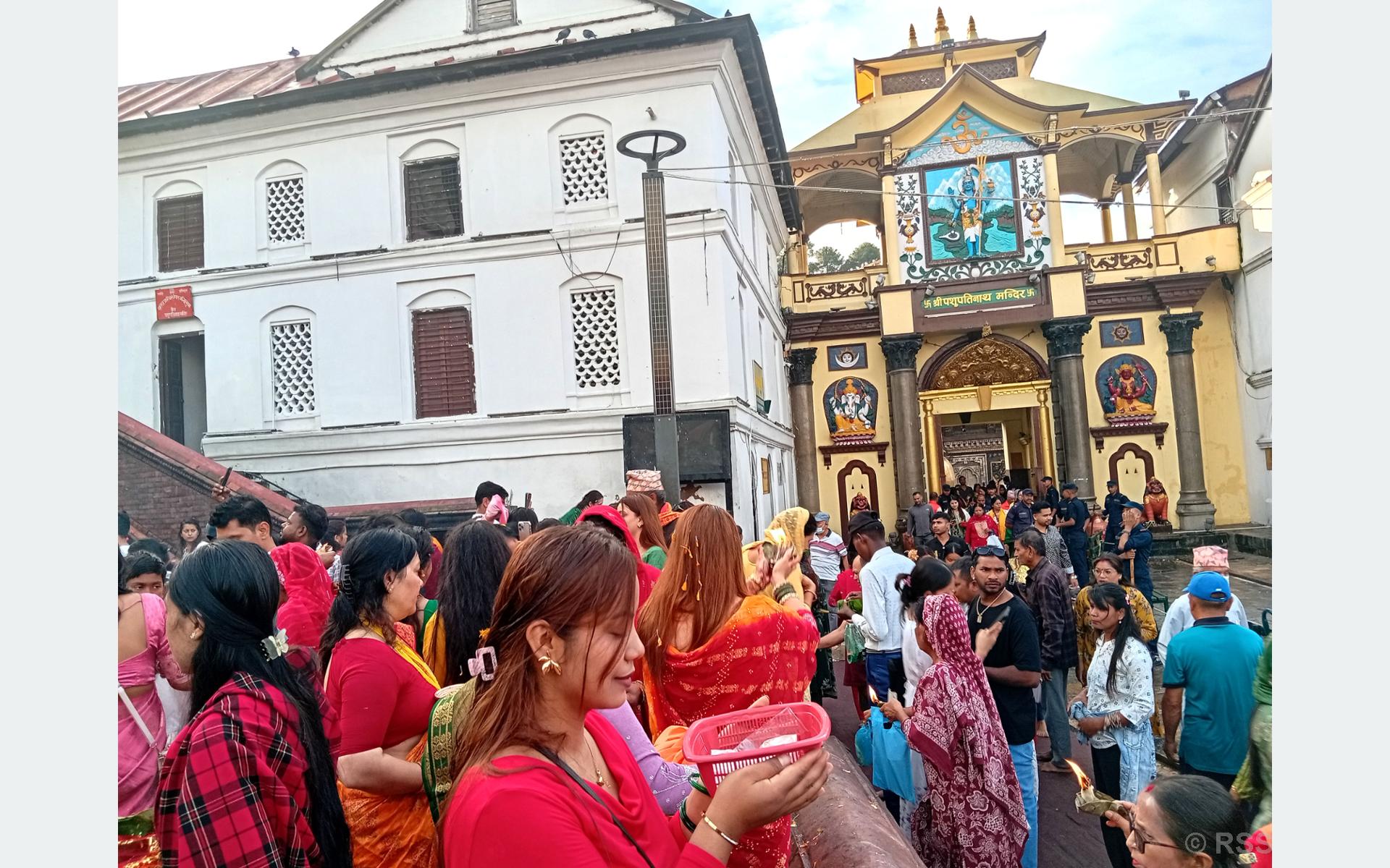 आज साउनको पहिलो सोमबार, पशुपतिनाथमा बिहानैदेखि दर्शनार्थीको घुइँचो