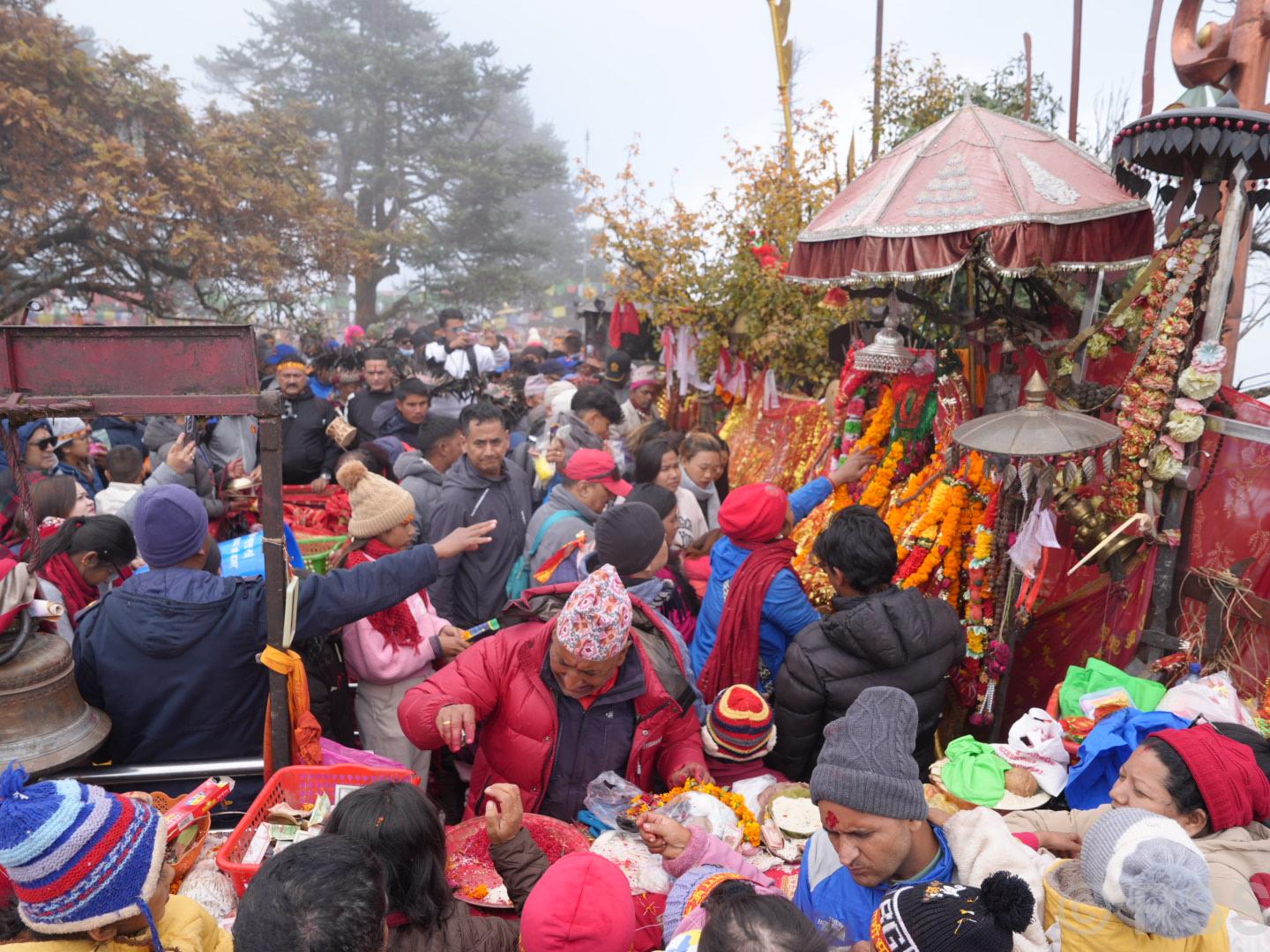 एकै दिन ६ हजार ३९३ भक्तजनले गरे पाथीभराको दर्शन