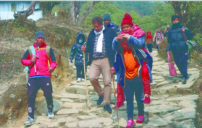 पाथीभराको दर्शन गरी  फर्किदै भक्तजन