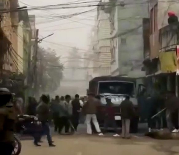 व्यापारिक गोदाममा छापा मार्दा ढुंगामुढा प्रहार, ३ जना सशस्त्र प्रहरी घाइते