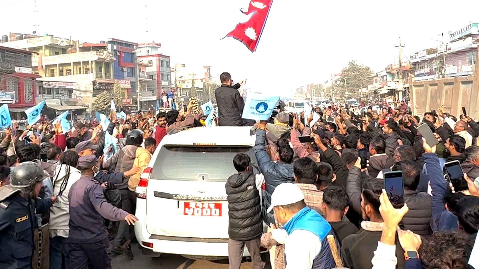 सर्लाही पुगेका बालेनलाई समर्थकको भव्य स्वागत
